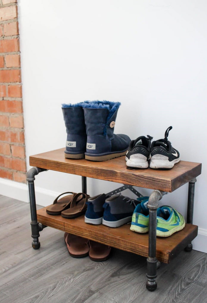 Schuhregal im Inneren des Flurs im Loft-Stil