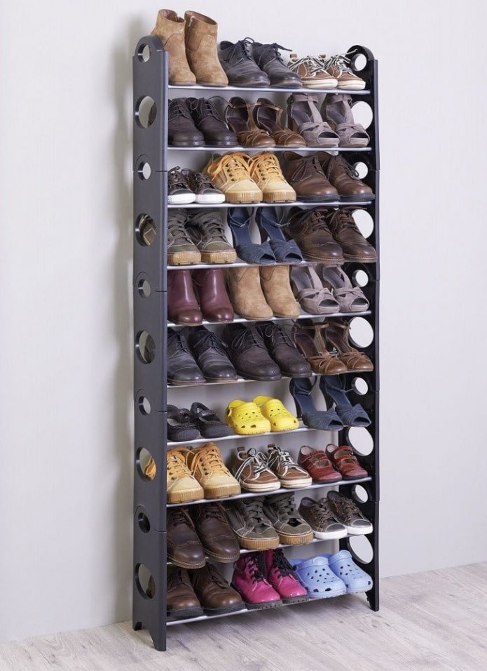 schmales Schuhregal im Flur