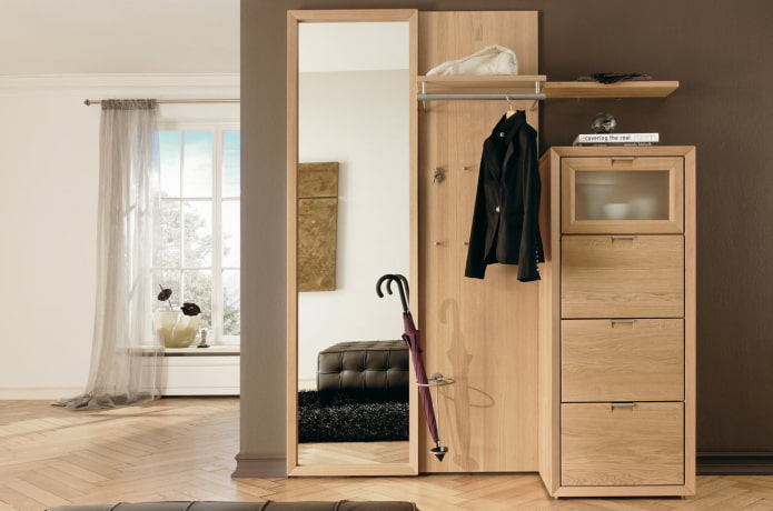Eingebautes Schuhregal im Flur