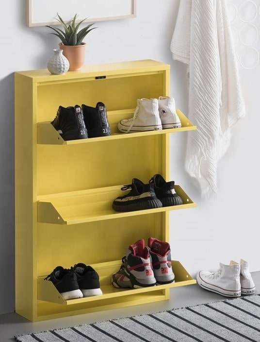 gelbes Schuhregal im Flur