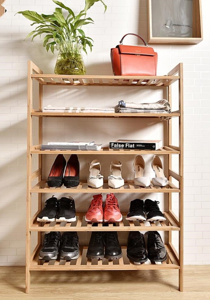 Offenes Schuhregal im Flur