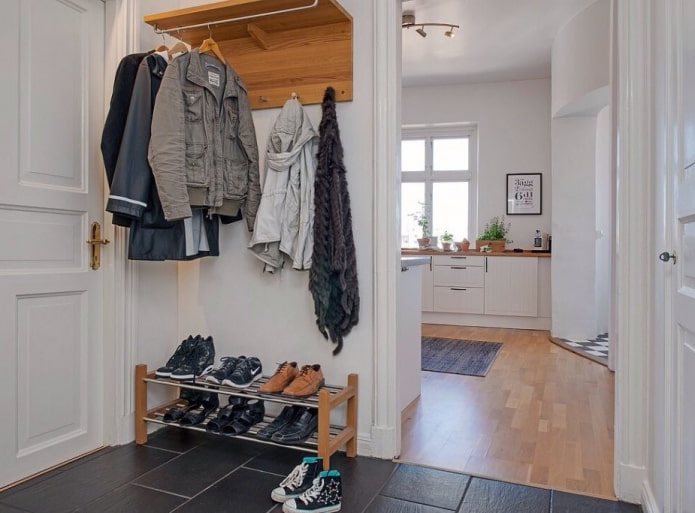 Schuhregal im Inneren des Flurs im skandinavischen Stil