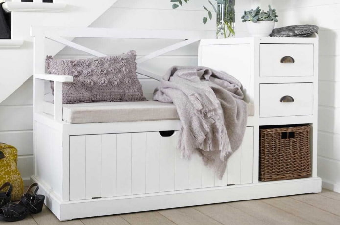 Schuhregal im Flur-Interieur im Landhausstil