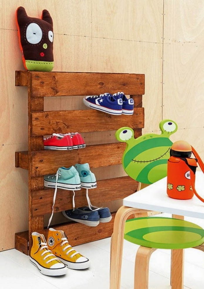 Kinderschuhregal im Innenraum