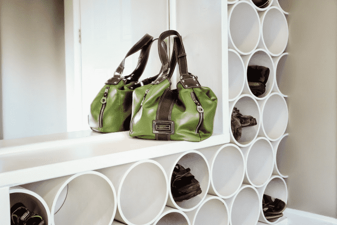 originelles Schuhregal im Innenraum des Flurs