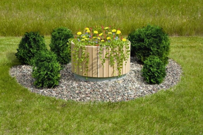 Blumenbeet mit Holzrand auf Klärgrube