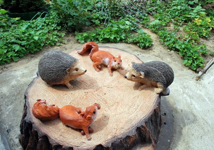 Dekorativer Deckel einer Klärgrube mit Igeln und Eichhörnchen
