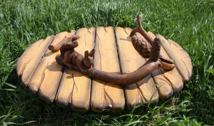 Dekorative Klärgrubenabdeckung aus Holz mit Eichhörnchen