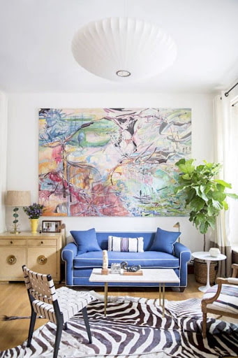 Großes Gemälde im Wohnzimmer