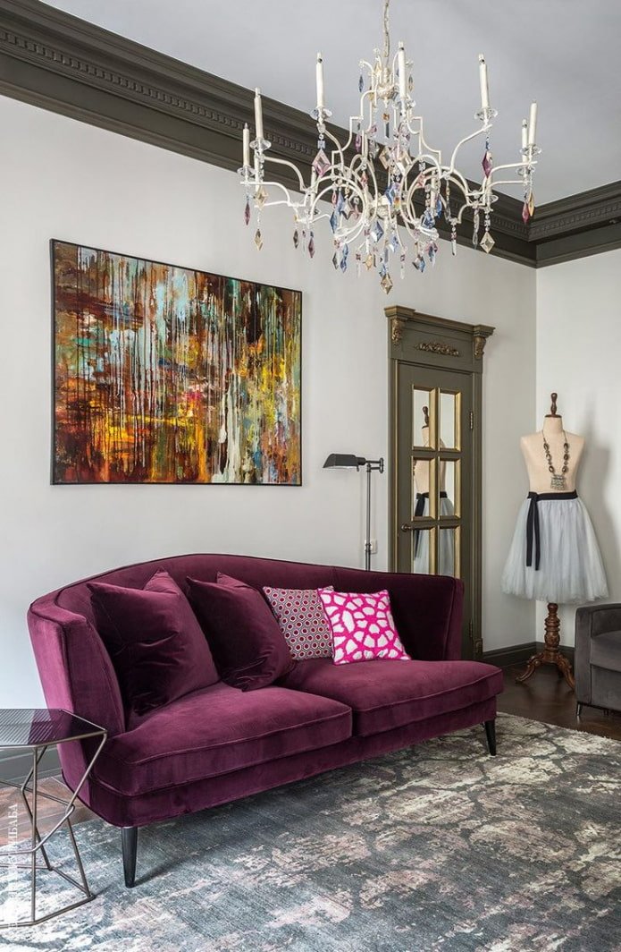 Farbiges Gemälde über dem Sofa