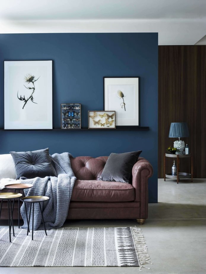 Blaue Wand hinter dem Sofa