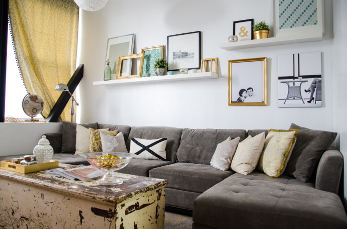 Regale für Bilder über dem Sofa