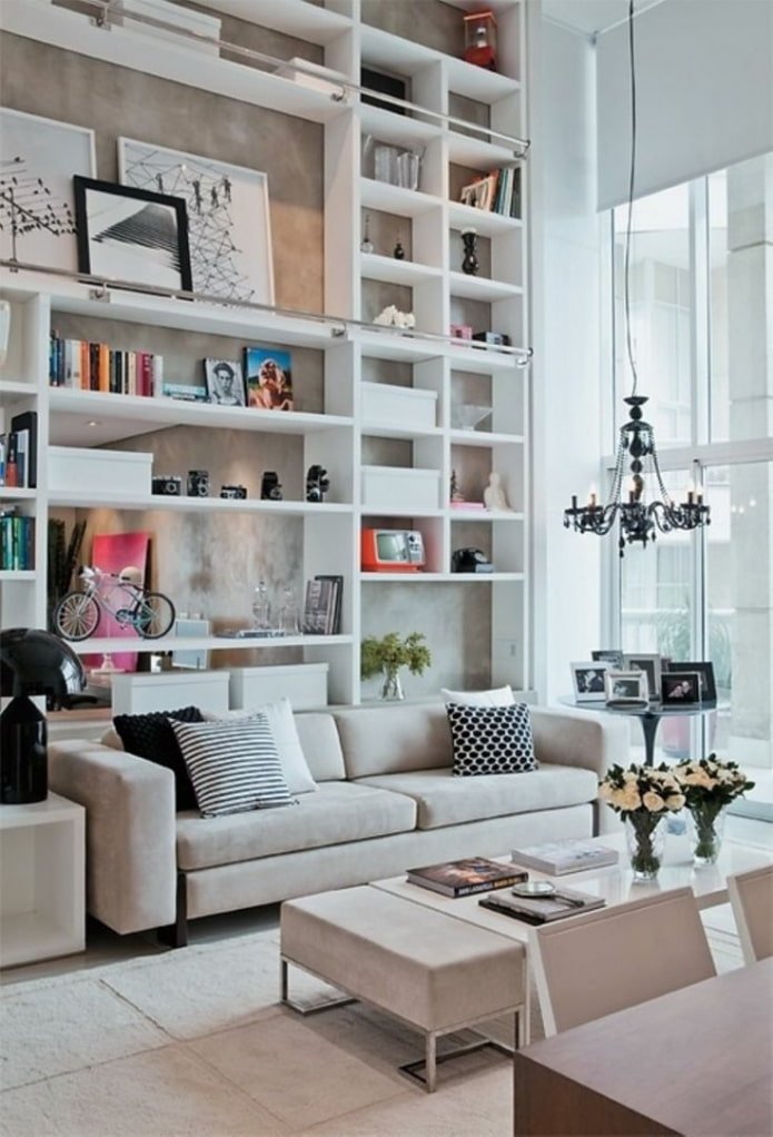 Kleiderschrank hinter dem Sofa