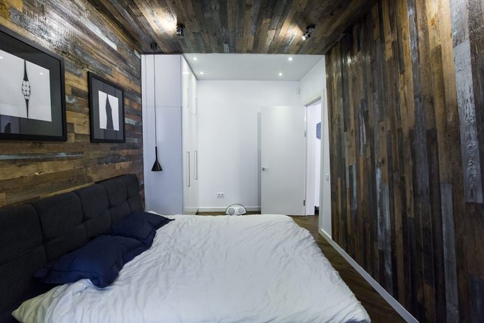 Laminat an Wand und Decke im Schlafzimmer