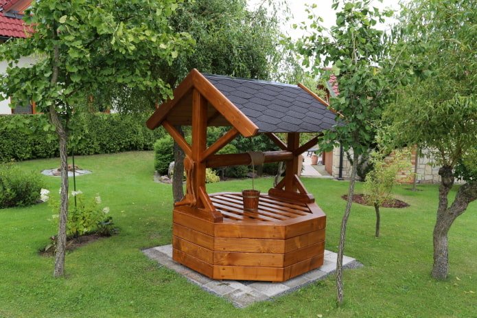 Holzbrunnen mit Dach