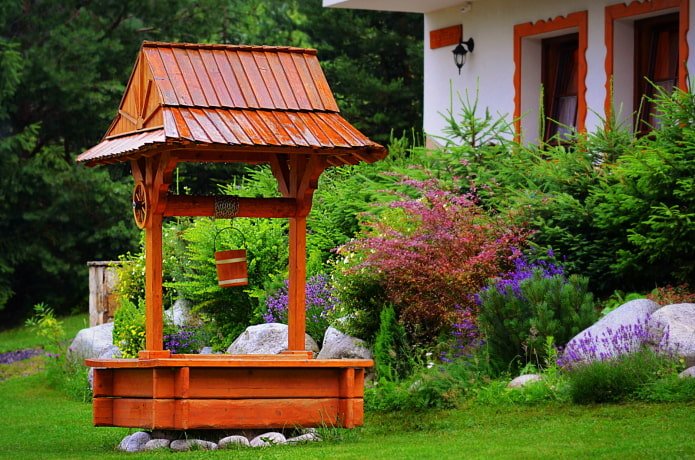 niedriger Holzbrunnen