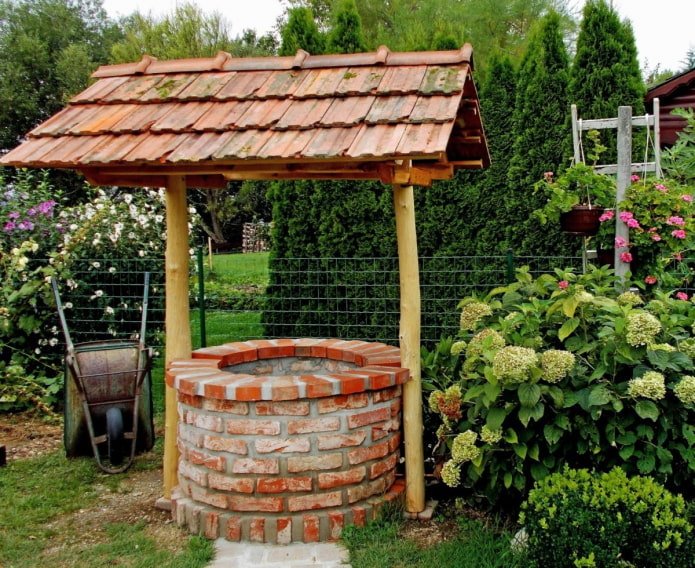 runder Ziegelbrunnen