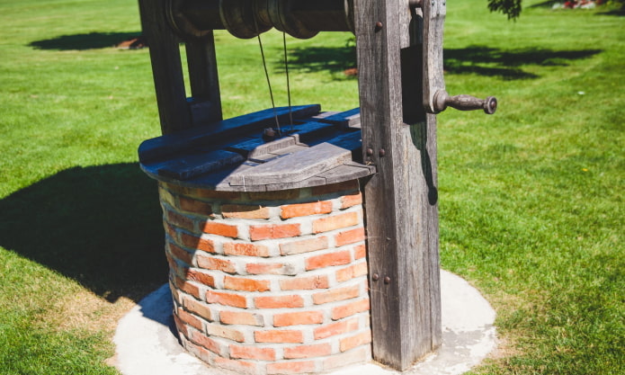 Holzbrunnen und Ziegel
