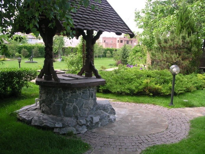 runder Brunnen aus Stein