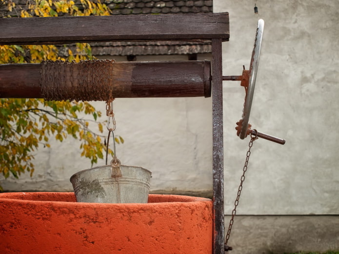 Brunnen aus hellem Beton