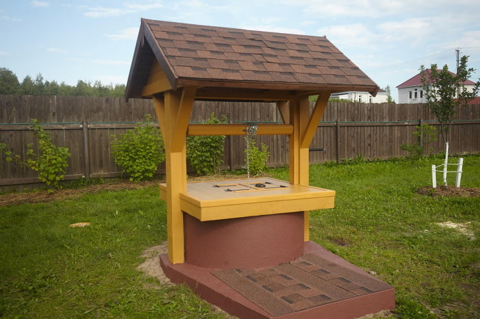 moderner Brunnen für ein Sommerhaus