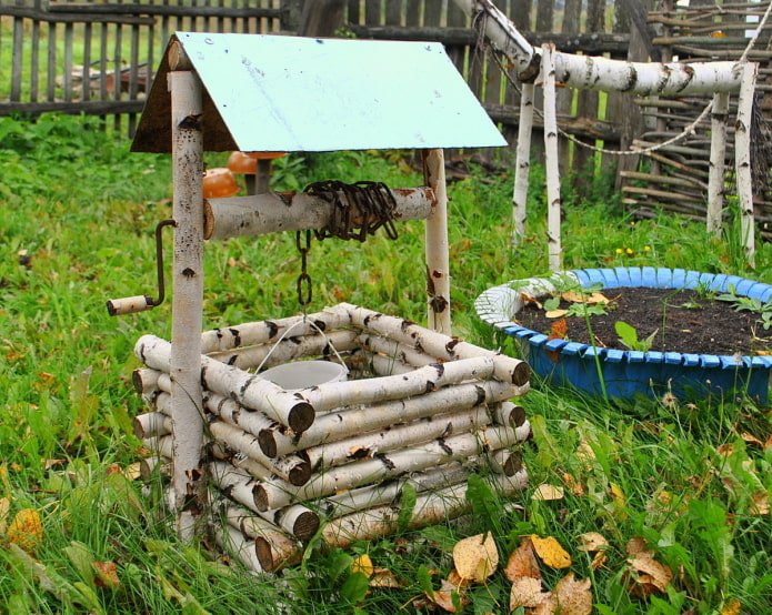 Brunnen aus Birkenstämmen