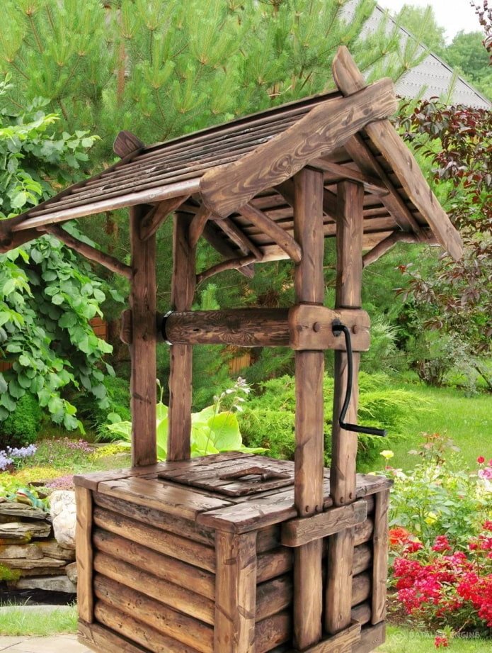 schöner Holzbrunnen