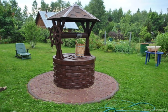 ein Steuerrad auf einem Brunnen