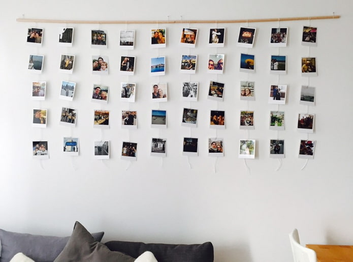 Polaroid-Fotos an der Wand im Innenraum