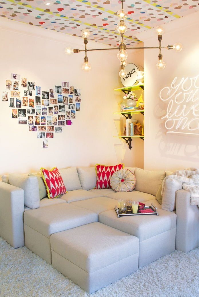 Fotos in Form eines Herzens an der Wand im Innenraum