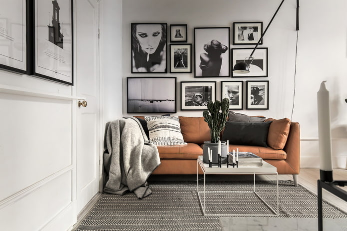 Fotos über dem Sofa im Innenraum
