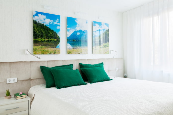 Fotos über dem Bett im Innenraum