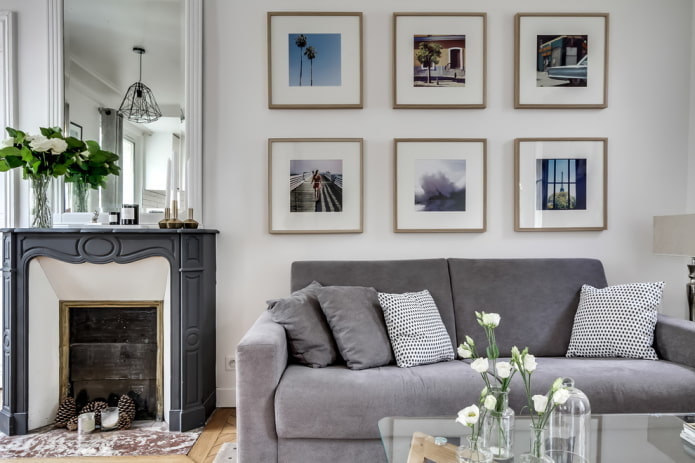 Fotos über dem Sofa im Innenraum