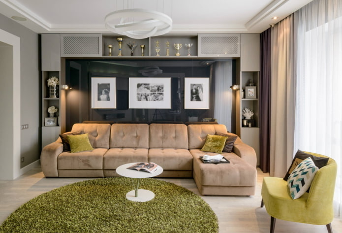 Fotos über dem Sofa im Innenraum