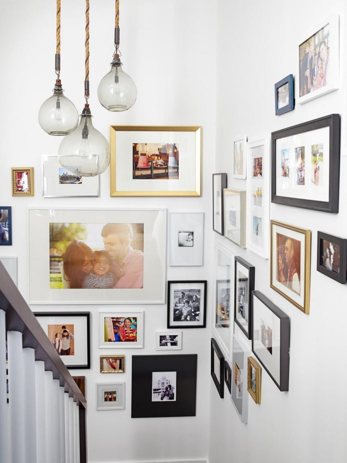 Fotos in Rahmen an der Wand im Innenraum
