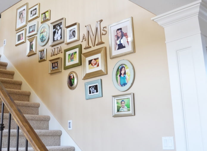 Fotos entlang der Treppe im Innenraum
