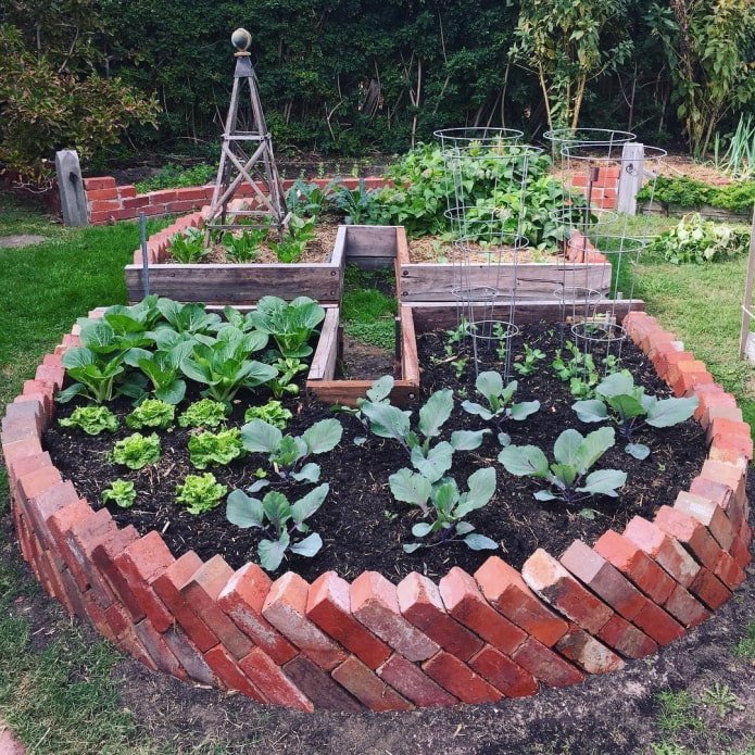 Ziegelzaun für ein Gartenbeet
