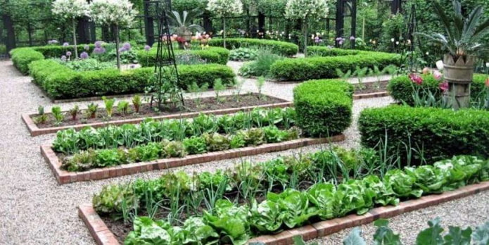Ziegelzaun für ein Gartenbeet