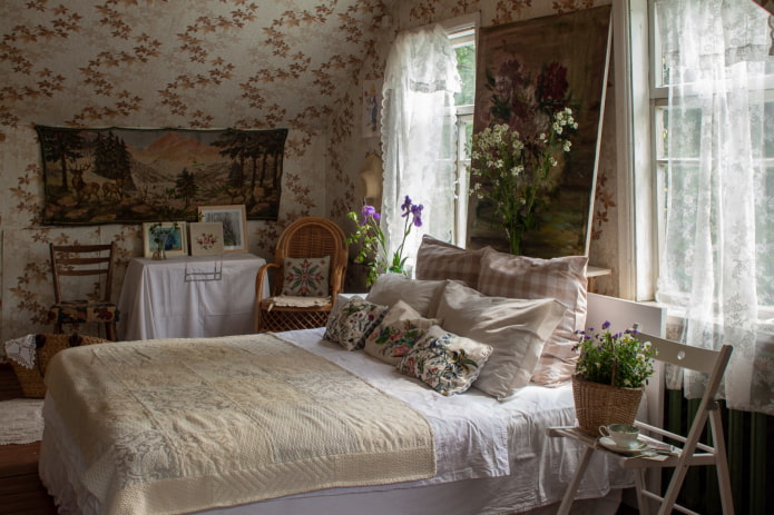 Bestickter Tüll im Schlafzimmer