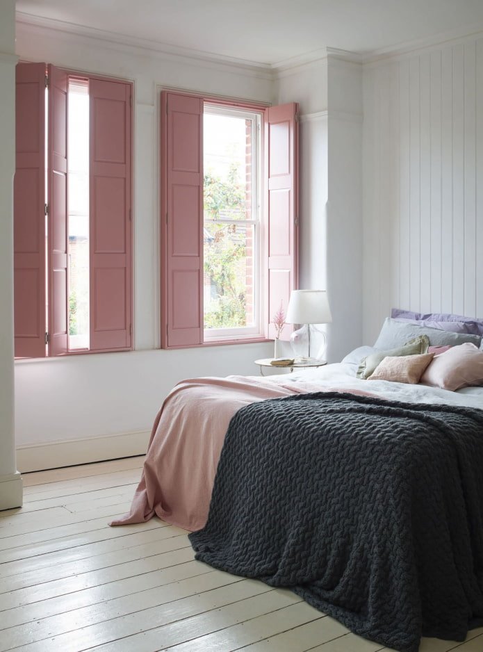 Rosa Fensterläden im Schlafzimmer