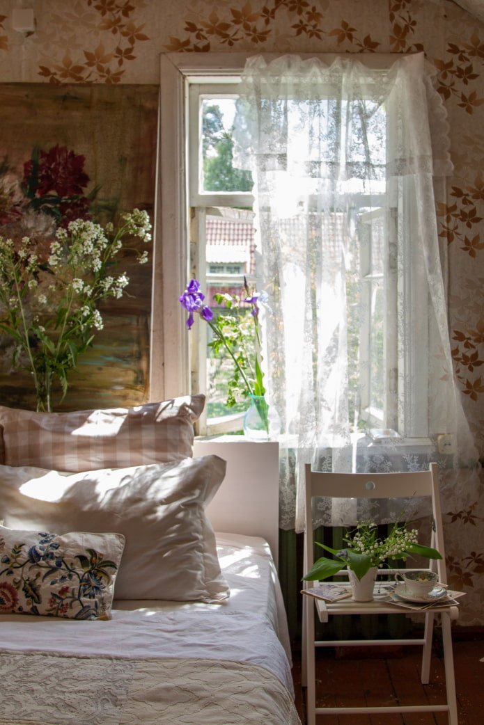 Tüll am Fenster im Schlafzimmer