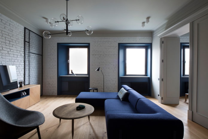 blaue Hänge in einem weißen Loft-Wohnzimmer