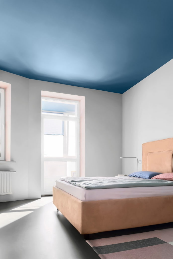 rosa Hänge in einem weißen Schlafzimmer