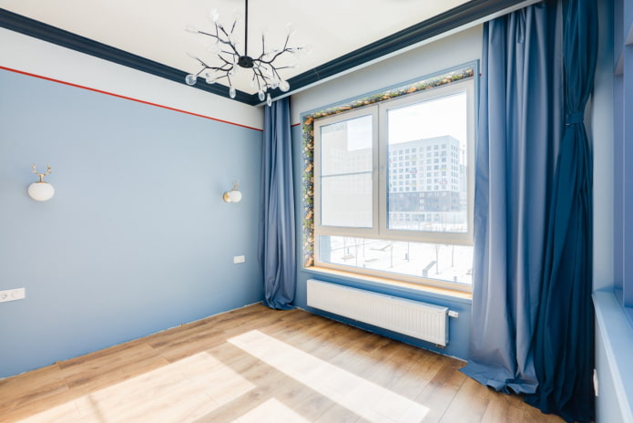 Bunte Tapete auf Schrägen in einem blauen Zimmer