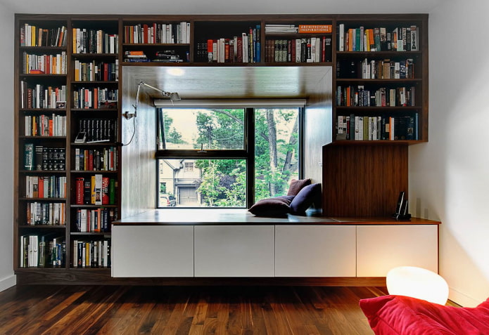 Bücherregal rund ums Fenster
