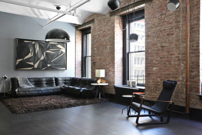 Rohe Ziegelwände und Schrägen im Loft-Wohnzimmer