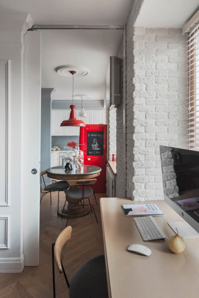 Weiße Ziegelschrägen im Arbeitszimmer