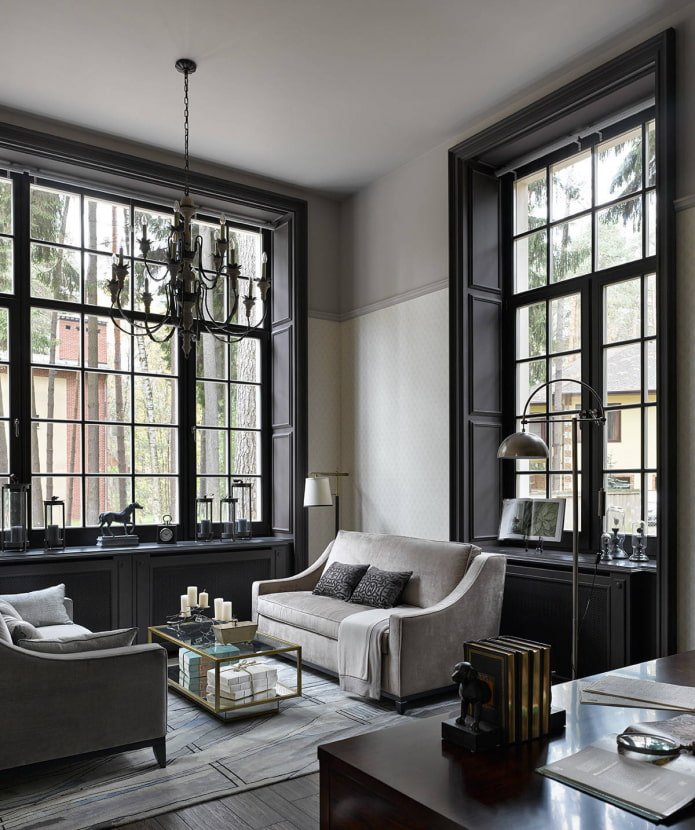 schwarze Fenstergruppen mit Stuckleisten in klassisches Wohnzimmer