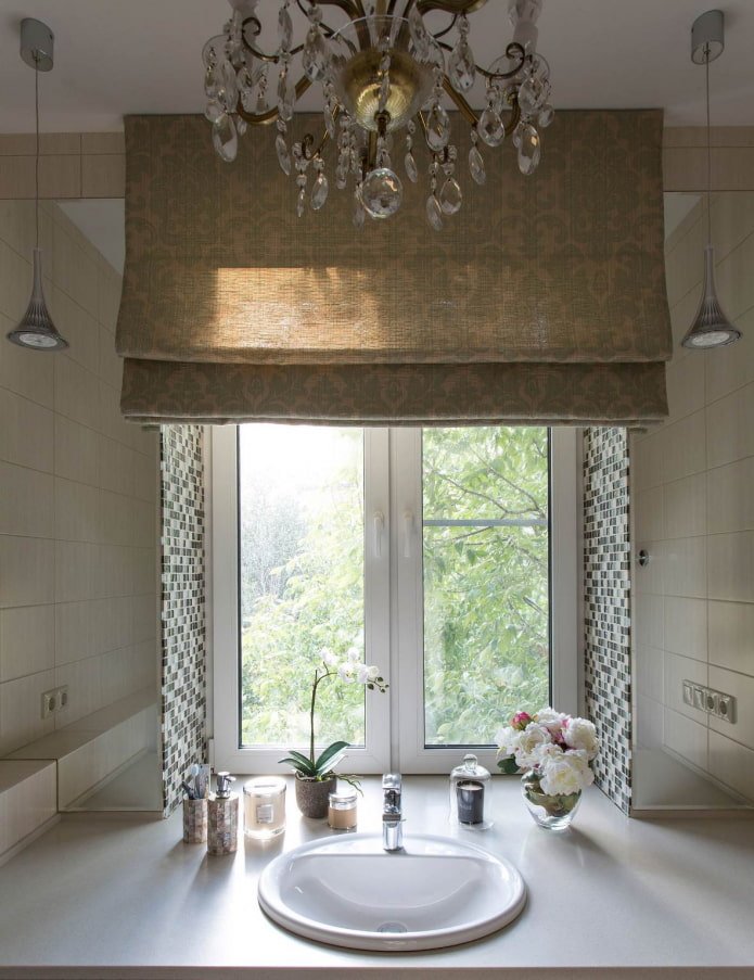 Buntes Mosaik an Schrägen im Badezimmer