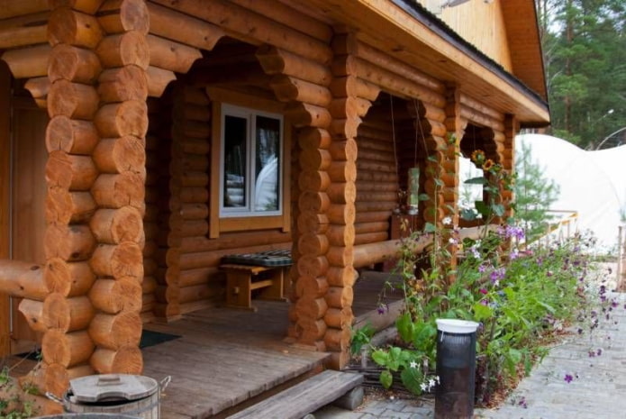 Säulen aus Holz